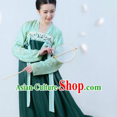 Ancient Chinese Tang Dynasty Beauty Embroidered Garment and Hair Jewelry Complete Set for Women