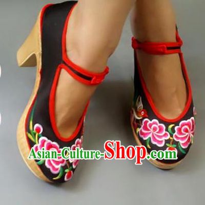 Asian Chinese National Wedding Red Embroidered Shoes, Traditional China Handmade Shoes Hanfu Embroidery Phoenix Peony High-heeled Shoes for Women