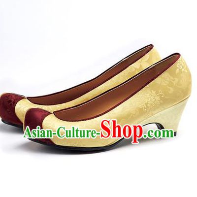 Traditional Korean National Wedding Yellow Embroidered Shoes, Asian Korean Hanbok Bride Embroidery Satin High-heeled Shoes for Women