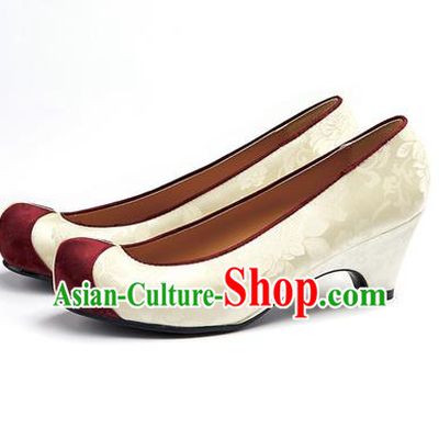 Traditional Korean National Wedding Beige Embroidered Shoes, Asian Korean Hanbok Bride Embroidery Satin High-heeled Shoes for Women