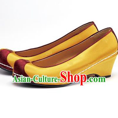 Traditional Korean National Wedding Embroidered Shoes, Asian Korean Hanbok Bride Embroidery Yellow Satin Block Heels Shoes for Women