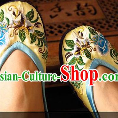 Asian Chinese Traditional Shoes Wedding Bride Yellow Embroidered Shoes, China Peking Opera Handmade Embroidery Peony Hanfu Shoes for Women