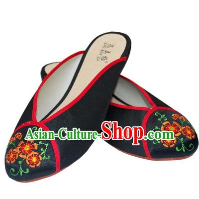Traditional Chinese National Bride Black Satin Embroidered Shoes, China Handmade Embroidery Flowers Hanfu Slippers for Women