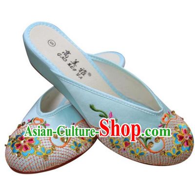 Traditional Chinese National Bride Light Blue Paillette Embroidered Slippers, China Handmade Embroidery Flowers Hanfu Shoes for Women