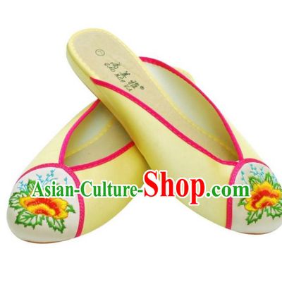 Traditional Chinese National Bride Yellow Embroidered Slippers, China Handmade Embroidery Flowers Shoes for Women