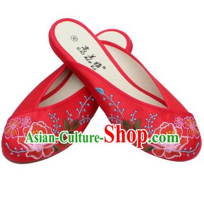 Traditional Chinese National Bride Red Embroidered Slippers, China Handmade Embroidery Flowers Shoes for Women
