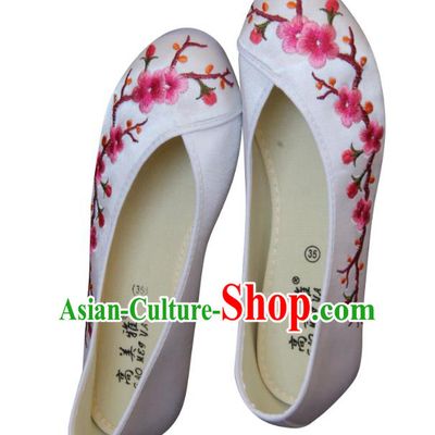 Traditional Chinese National Bride White Cloth Embroidered Shoes, China Handmade Embroidery Peach Blossom Hanfu Shoes for Women