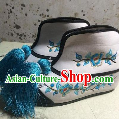 Traditional Chinese Ancient Peking Opera Diva White Embroidered Boots, China Handmade Hanfu Embroidery Shoes for Women