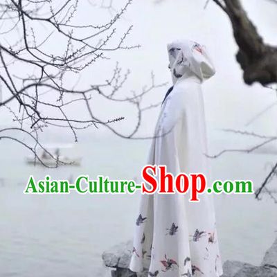 Traditional Ancient Chinese Female Costume Woolen Cardigan, Elegant Hanfu Long Cloak Chinese Ming Dynasty Palace Lady Embroidered Butterfly White Hooded Cape Clothing for Women