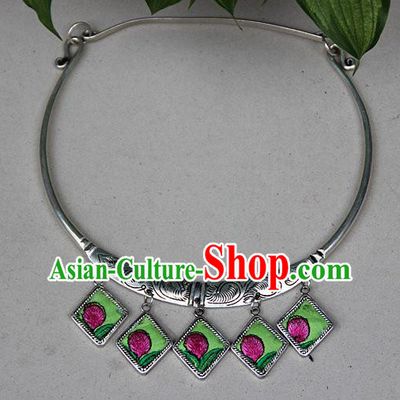 Traditional Chinese Miao Nationality Crafts, Hmong Handmade Miao Silver Embroidery Flowers Pendant, Miao Ethnic Minority Silver Necklace Accessories Pendant for Women