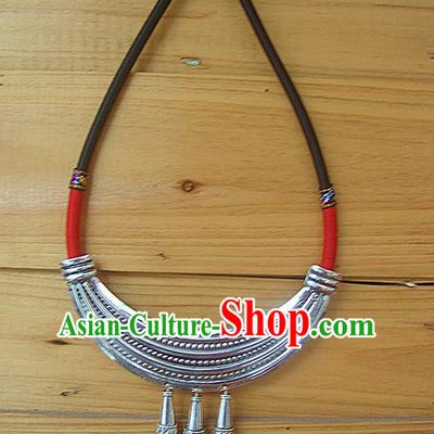 Traditional Chinese Miao Ethnic Minority Necklace, Hmong Handmade Silver Collar, Miao Ethnic Jewelry Accessories Collarbone Chain Necklace for Women