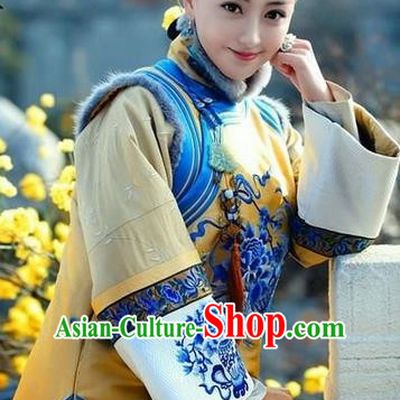 Traditional Ancient Chinese Imperial Concubine Costume, Chinese Qing Dynasty Manchu Lady Fur Dress, Cosplay Chinese Manchu Minority Princess Embroidered Yellow Clothing for Women