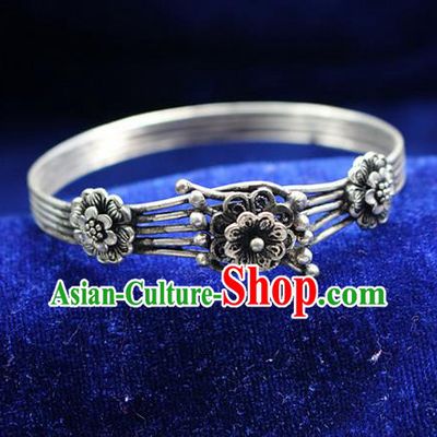 Traditional Chinese Miao Nationality Crafts Jewelry Accessory Bangle, Hmong Handmade Miao Silver Flowers Bracelet, Miao Ethnic Minority Silver Bracelet Accessories for Women