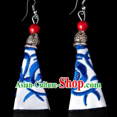 Traditional Chinese Miao Nationality Crafts, Hmong Handmade Miao Silver Embroidery White Earrings Pendant, China Ethnic Minority Eardrop Accessories Earbob Pendant for Women