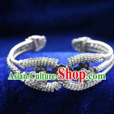 Traditional Chinese Miao Nationality Crafts Jewelry Accessory Bangle, Hmong Handmade Miao Silver Bracelet, Miao Ethnic Minority Silver Bracelet Accessories for Women