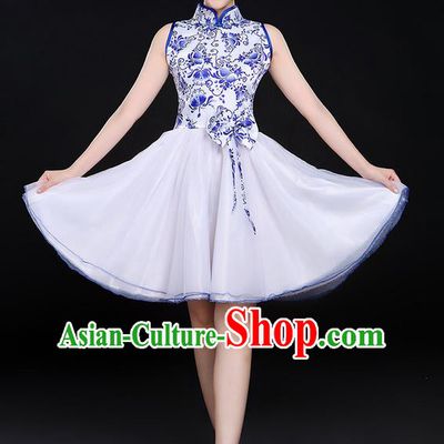 Traditional Chinese Yangge Fan Dancing Costume, Folk Dance Yangko Uniforms, Classic Umbrella Dance Elegant Dress Drum Bubble Dance Blue and White Porcelain Clothing for Women