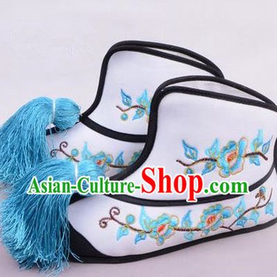 Traditional Chinese Ancient Peking Opera Martial Lady Embroidered Boots, China Beijing Opera Blues White Embroidered Shoes