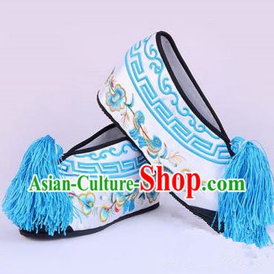 Chinese Ancient Peking Opera Young Lady Bride Embroidered Flowers Hua Tan Shoes, Traditional China Beijing Opera Princess Wedding White Embroidered Increase Shoes