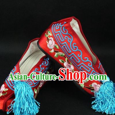 Traditional China Beijing Opera Hua Tan Diva Embroidered Shoes, Ancient Chinese Peking Opera Young Lady Red Princess Blood Stained Shoes