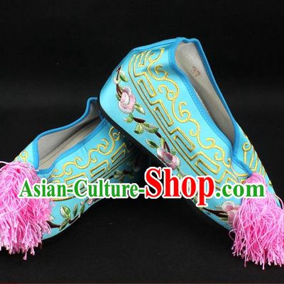 Traditional China Beijing Opera Hua Tan Diva Embroidered Shoes, Ancient Chinese Peking Opera Young Lady Princess Light Blue Blood Stained Shoes