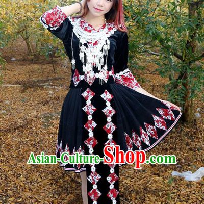Traditional Chinese Miao Nationality Wedding Bride Costume Black Pleated Skirt, Hmong Folk Dance Ethnic Chinese Minority Nationality Embroidery Clothing for Women
