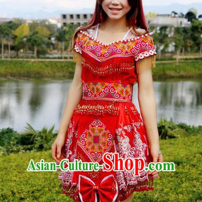 Traditional Chinese Miao Nationality Wedding Costume Embroidered Red Short Beads Pleated Skirt, Hmong Folk Dance Ethnic Chinese Minority Nationality Embroidery Clothing for Women