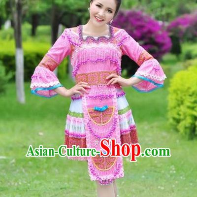 Traditional Chinese Miao Nationality Wedding Bride Costume Pink Pleated Skirt, Hmong Folk Dance Ethnic Chinese Minority Nationality Embroidery Clothing for Women