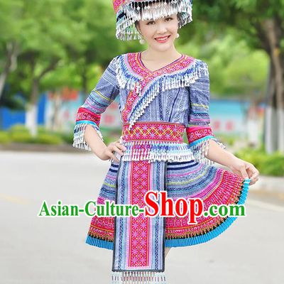 Traditional Chinese Miao Nationality Wedding Bride Costume Blue Short Pleated Skirt, Hmong Folk Dance Ethnic Chinese Minority Nationality Embroidery Clothing for Women