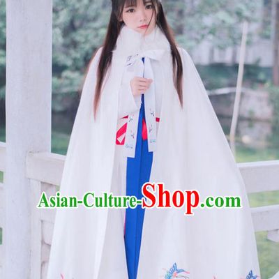 Chinese Ancient Ming Dynasty Princess Winter Costume Embroidered Butterfly White Cloak for Women