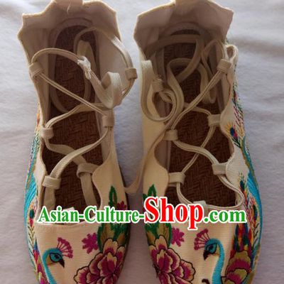 Chinese Traditional Handmade Embroidered Shoes White Cloth Shoes for Women