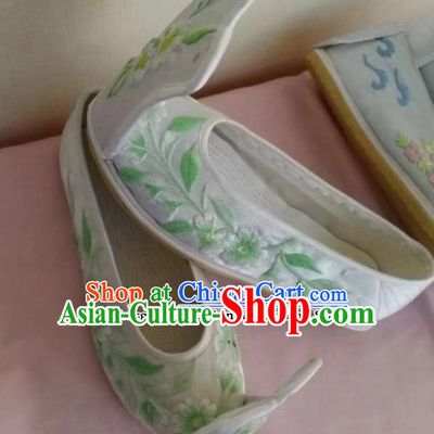 Chinese Traditional Hanfu White Shoes Embroidered Shoes Handmade Cloth Shoes for Women