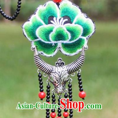 Chinese Traditional Accessories Yunnan Minority Embroidered Green Peony Sliver Ox Horn Necklace for Women