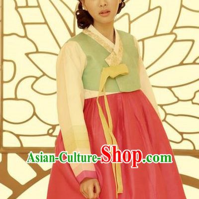 Korean Traditional Palace Garment Hanbok Fashion Apparel Costume Bride Green Blouse and Red Dress for Women