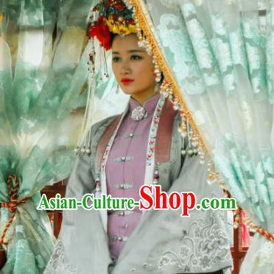 Chinese Ancient Ming Dynasty Courtesan Embroidered Costume for Women
