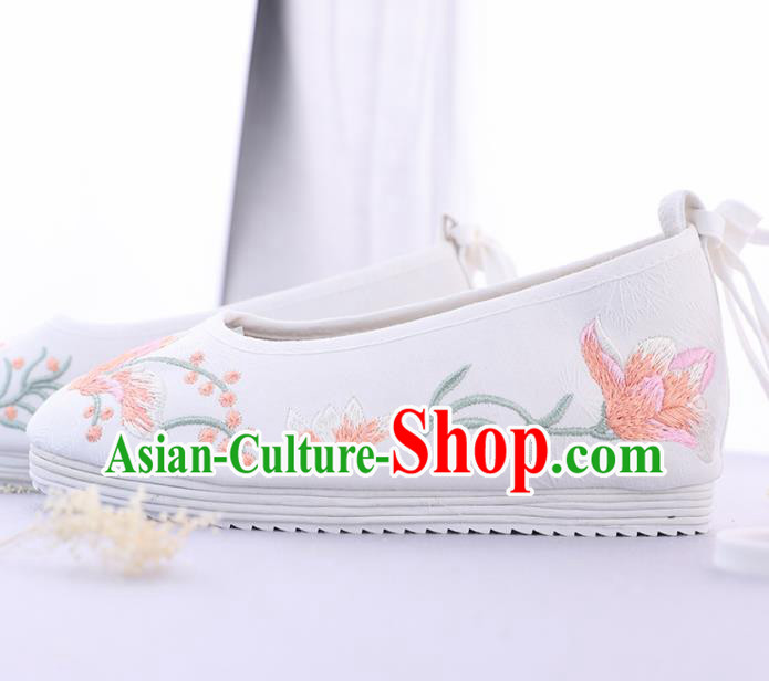 Traditional Chinese Ancient Princess Embroidered Magnolia White Shoes Cloth Shoes Handmade Hanfu Shoes for Women Traditional Chinese Ancient Princess Embroidered Magnolia White Shoes Cloth Shoes Handmade Hanfu Shoes for Women