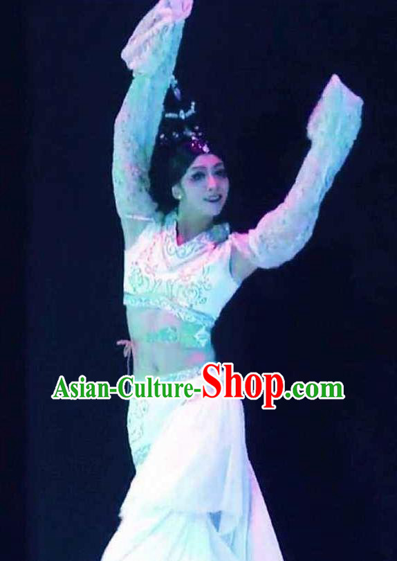 Beautiful Chinese Dance Yueren Dance White Costume Traditional Classical Dance Dress for Women Beautiful Chinese Dance Yueren Dance White Costume Traditional Classical Dance Dress for Women