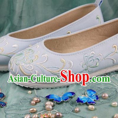 Chinese Handmade Embroidered Chrysanthemum Light Blue Cloth Shoes Traditional Ming Dynasty Hanfu Shoes Princess Shoes for Women