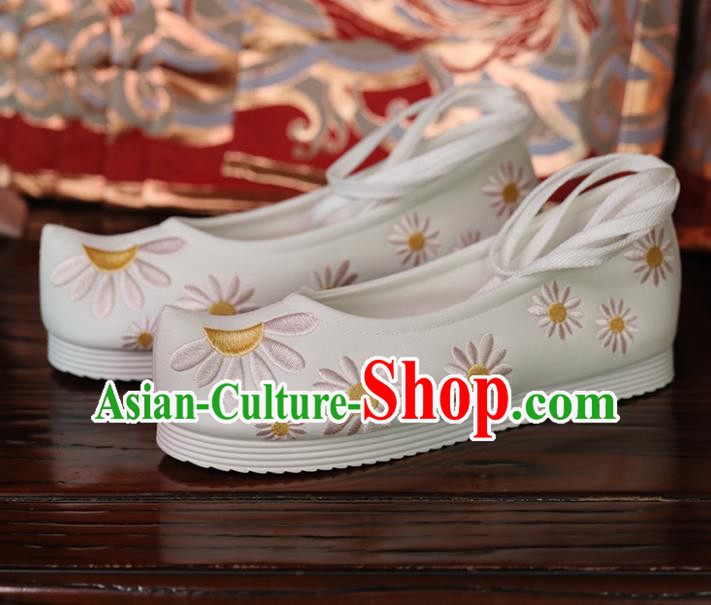 Handmade White Cloth Shoes China Embroidered Daisy Shoes Princess Shoes Opera Shoes Handmade White Cloth Shoes China Embroidered Daisy Shoes Princess Shoes Opera Shoes
