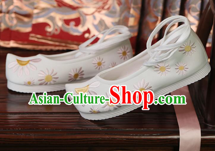 Handmade White Cloth Shoes China Embroidered Daisy Shoes Princess Shoes Opera Shoes Handmade White Cloth Shoes China Embroidered Daisy Shoes Princess Shoes Opera Shoes