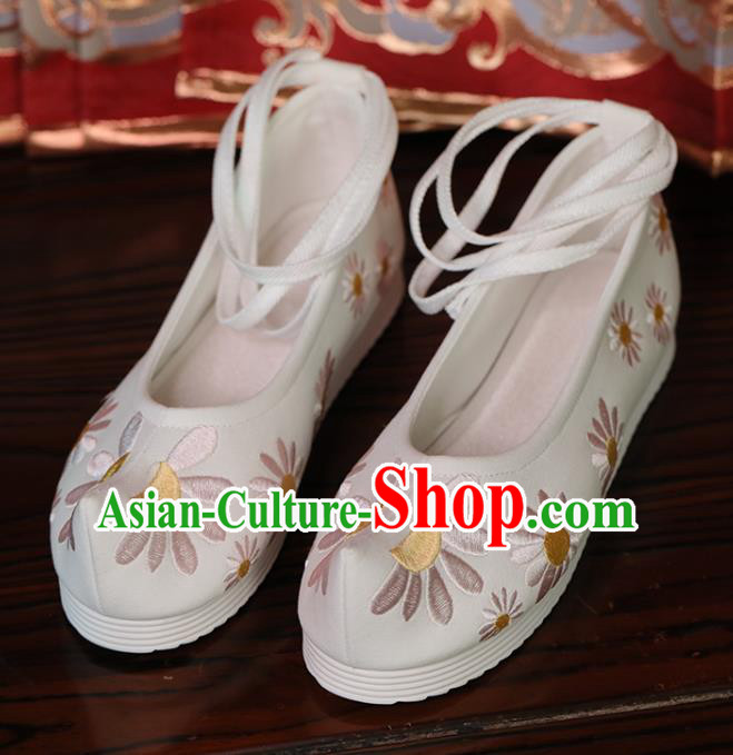Handmade White Cloth Shoes China Embroidered Daisy Shoes Princess Shoes Opera Shoes Handmade White Cloth Shoes China Embroidered Daisy Shoes Princess Shoes Opera Shoes