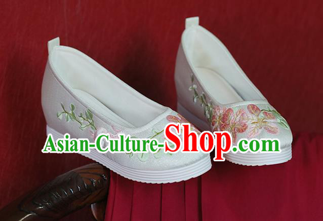 China Embroidered Peach Blossom Rabbit Shoes Hanfu Shoes Princess Shoes Handmade White Cloth Shoes