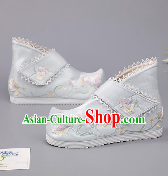 Chinese Ancient Female Swordsman Shoes Handmade Cloth Shoes Embroidered Flowers Light Blue Boots Chinese Ancient Female Swordsman Shoes Handmade Cloth Shoes Embroidered Flowers Light Blue Boots