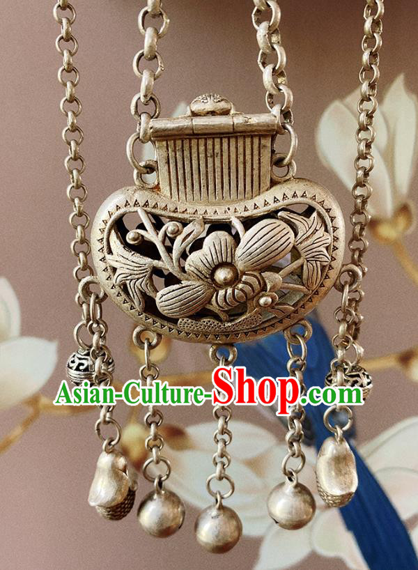 China Classical Cheongsam Jade Dragon Accessories Traditional Carving Silver Brooch China Classical Cheongsam Jade Dragon Accessories Traditional Carving Silver Brooch