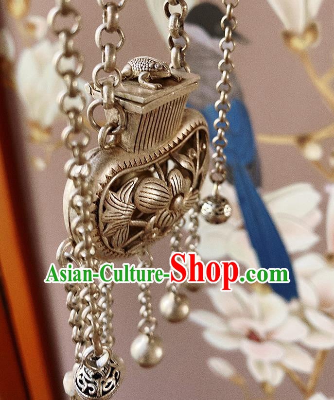 China Classical Cheongsam Jade Dragon Accessories Traditional Carving Silver Brooch China Classical Cheongsam Jade Dragon Accessories Traditional Carving Silver Brooch