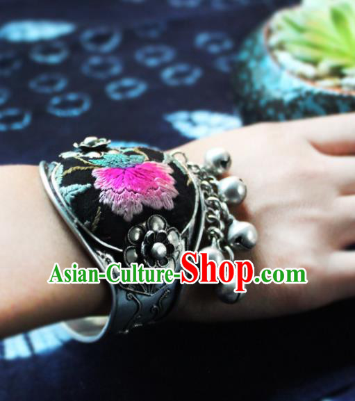 China Ethnic Women Accessories Handmade National Embroidered Bracelet Silver Bangle China Ethnic Women Accessories Handmade National Embroidered Bracelet Silver Bangle