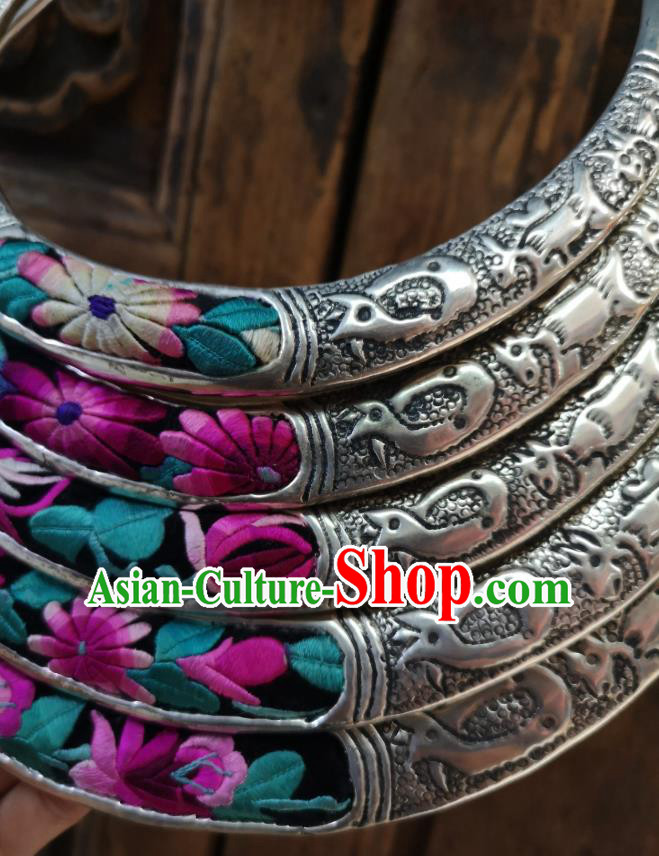Handmade China Silver Carving Necklace Miao Ethnic Embroidered Jewelry Traditional National Wedding Accessories Handmade China Silver Carving Necklace Miao Ethnic Embroidered Jewelry Traditional National Wedding Accessories
