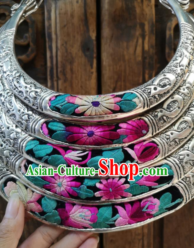 Handmade China Silver Carving Necklace Miao Ethnic Embroidered Jewelry Traditional National Wedding Accessories Handmade China Silver Carving Necklace Miao Ethnic Embroidered Jewelry Traditional National Wedding Accessories
