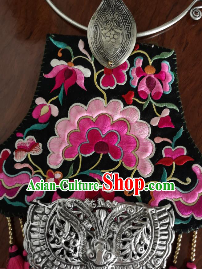 Handmade China National Silver Carving Butterfly Rosy Tassel Accessories Traditional Embroidered Necklace Pendant Handmade China National Silver Carving Butterfly Rosy Tassel Accessories Traditional Embroidered Necklace Pendant