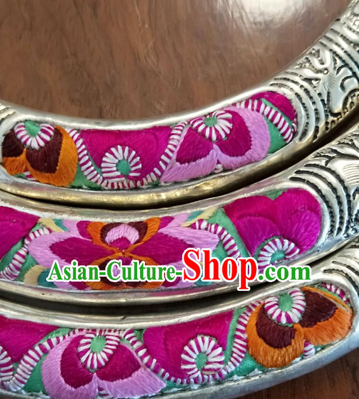 China National Embroidered Necklet Accessories Traditional Miao Ethnic Handmade Silver Carving Necklace China National Embroidered Necklet Accessories Traditional Miao Ethnic Handmade Silver Carving Necklace