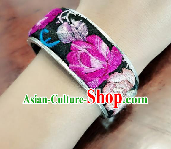 China Traditional Silver Accessories Miao Ethnic Bracelet Handmade National Embroidered Bangle China Traditional Silver Accessories Miao Ethnic Bracelet Handmade National Embroidered Bangle